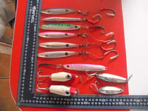 11 HARD FISHING LURES (VERY GOOD CONDITION)